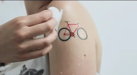 application du tatouage
