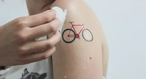 application du tatouage