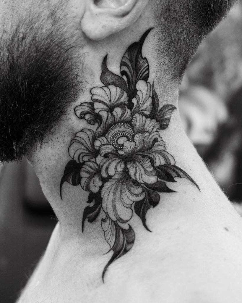 Tatouage floral en fines lignes noires dans le cou, photographié en noir et blanc