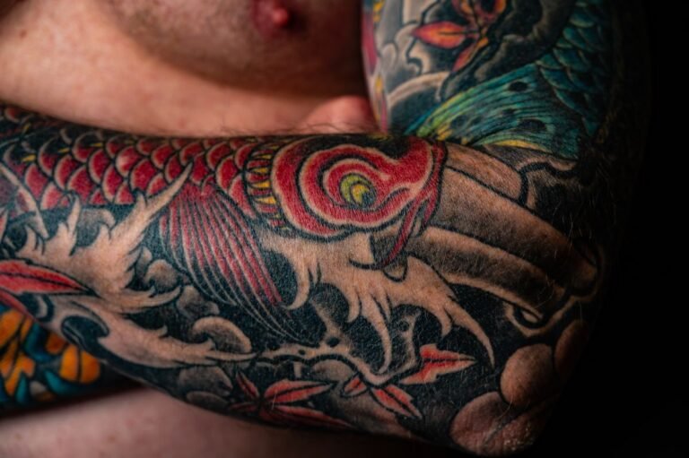 Manche de tatouage japonaise en couleur avec une carpe koi sur tout le bras
